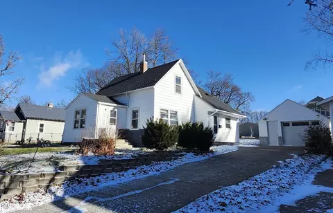 425 S 9th St, Forest City, IA 50436