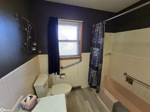 Bath - 805 E Carpenter St, Creston, IA 50801 photo 2 of 3