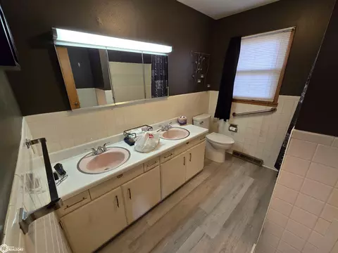 Bath - 805 E Carpenter St, Creston, IA 50801 photo 1 of 3