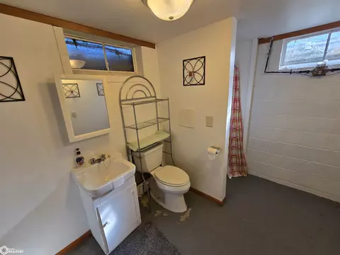 Bath - 805 E Carpenter St, Creston, IA 50801 photo 3 of 3