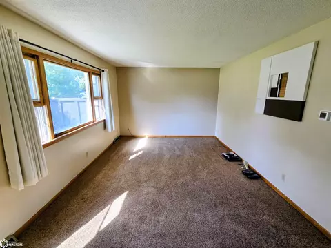 Living - 805 E Carpenter St, Creston, IA 50801 photo 1 of 3