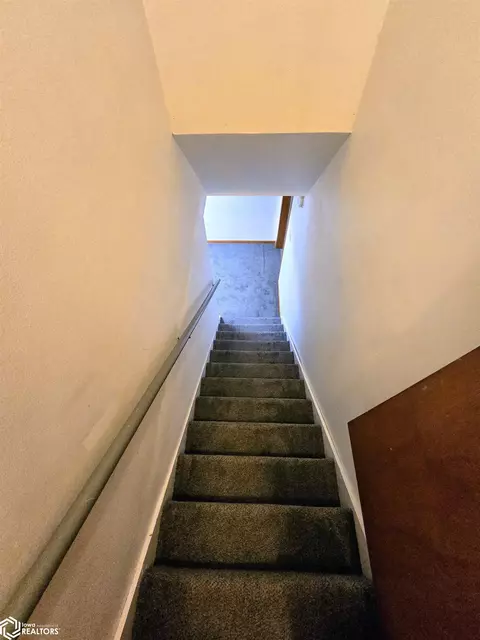 Entry Way - 805 E Carpenter St, Creston, IA 50801 photo 3 of 3