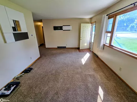 Living - 805 E Carpenter St, Creston, IA 50801 photo 2 of 3