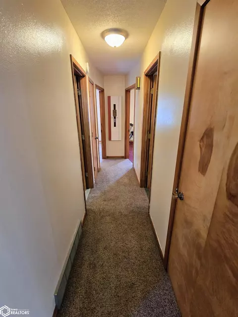 Entry Way - 805 E Carpenter St, Creston, IA 50801 photo 2 of 3