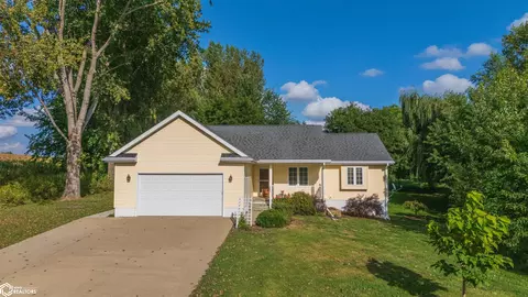 1601 Greenfield Dr, Marshalltown, IA 50158