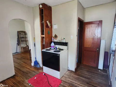 Entry Way - 805 E 5th St, Atlantic, IA 50022 photo 2 of 3