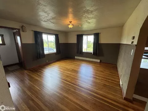 Living - 21468 240th Ave, Centerville, IA 52544 photo 7 of 16