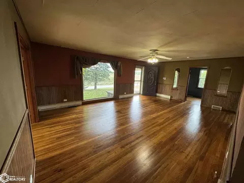 Living - 21468 240th Ave, Centerville, IA 52544 photo 4 of 16