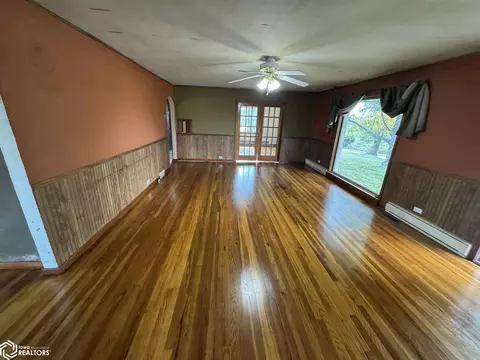 Living - 21468 240th Ave, Centerville, IA 52544 photo 3 of 16