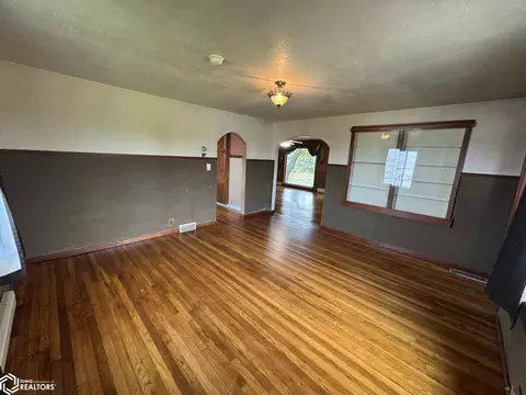 Living - 21468 240th Ave, Centerville, IA 52544 photo 10 of 16