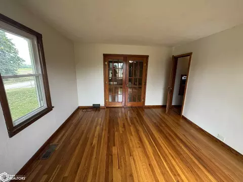 Living - 21468 240th Ave, Centerville, IA 52544 photo 5 of 16