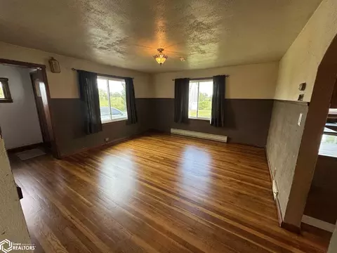 Living - 21468 240th Ave, Centerville, IA 52544 photo 11 of 16