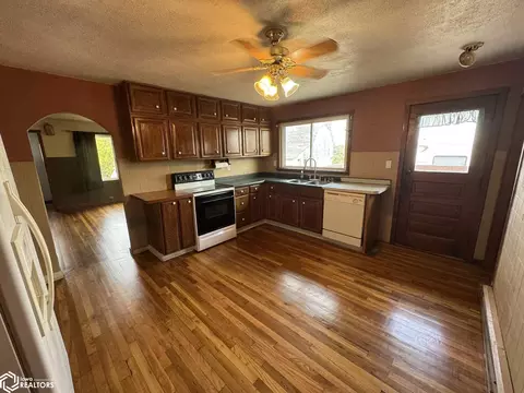 Kitchen - 21468 240th Ave, Centerville, IA 52544 photo 3 of 4