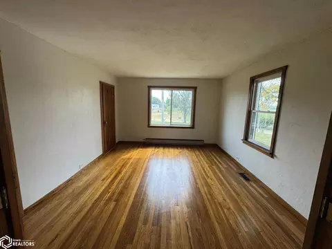 Living - 21468 240th Ave, Centerville, IA 52544 photo 8 of 16