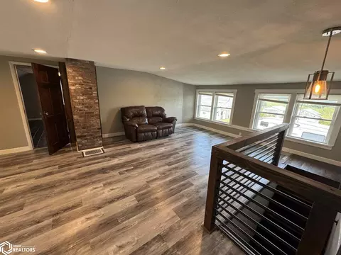 Living - 21468 240th Ave, Centerville, IA 52544 photo 12 of 16