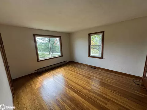 Living - 21468 240th Ave, Centerville, IA 52544 photo 9 of 16