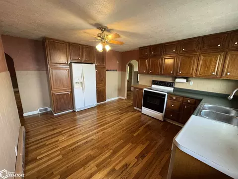Kitchen - 21468 240th Ave, Centerville, IA 52544 photo 2 of 4