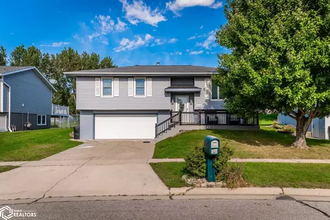 1509 Greenfield Dr, Marshalltown, IA 50158