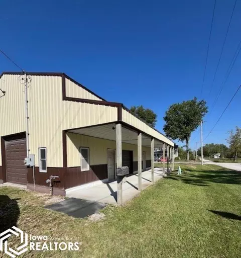 215 3rd E St, Seymour, IA 52590