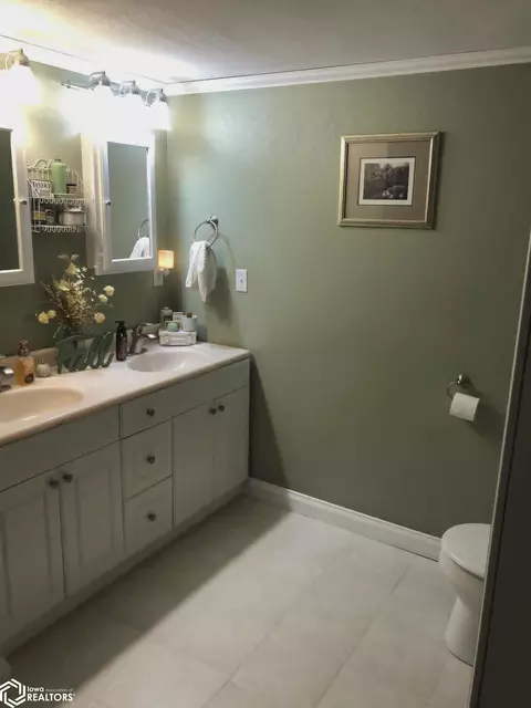 Bath - 313 E 3rd St, Arthur, IA 51431 photo 2 of 2