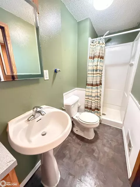 Bath - 1330 Sunset Dr, Hampton, IA 50441 photo 5 of 6