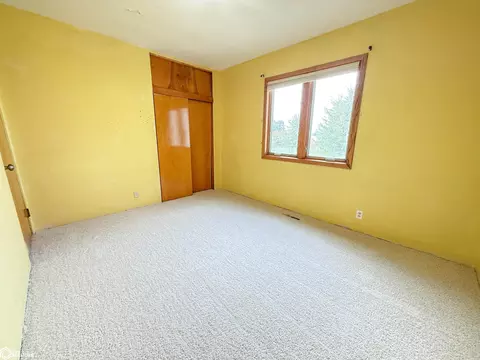 Bedroom - 1330 Sunset Dr, Hampton, IA 50441 photo 4 of 9