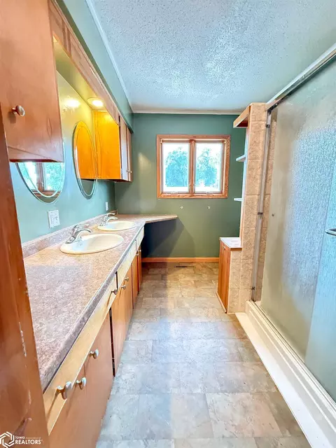 Bath - 1330 Sunset Dr, Hampton, IA 50441 photo 1 of 6