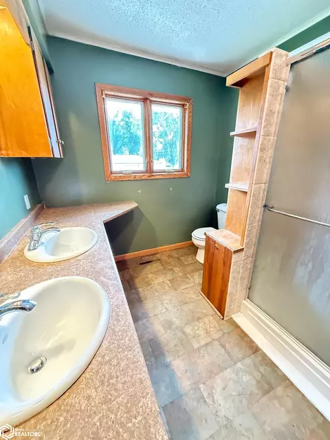 Bath - 1330 Sunset Dr, Hampton, IA 50441 photo 3 of 6