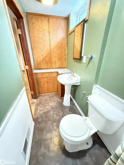 Bath - 1330 Sunset Dr, Hampton, IA 50441 photo 6 of 6