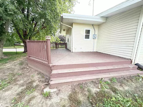 Exterior - 1330 Sunset Dr, Hampton, IA 50441 photo 4 of 5