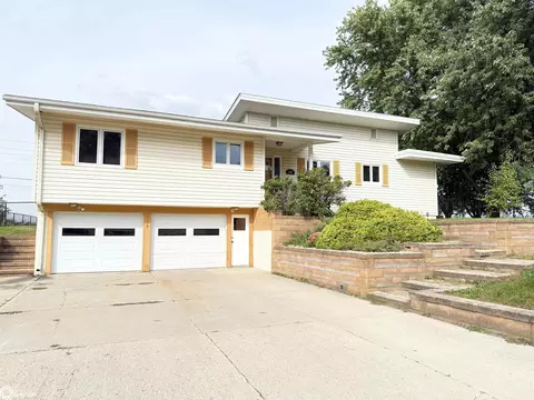 1330 Sunset Dr, Hampton, IA 50441