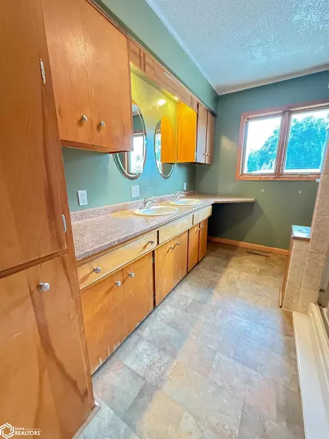 Bath - 1330 Sunset Dr, Hampton, IA 50441 photo 4 of 6
