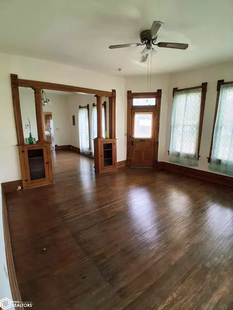 301 N 6th St, Fairfield, IA 52556
