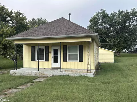 901 N 5th St, Chariton, IA 50049
