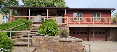 1318 Sunset Dr, Hampton, IA 50441