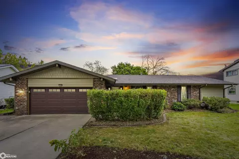 1904 Edgebrook Dr, Marshalltown, IA 50158