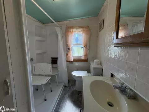 Bath - 2021 S Main St, Centerville, IA 52544 photo 1 of 2
