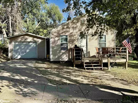 725 S 6th St, Forest City, IA 50436