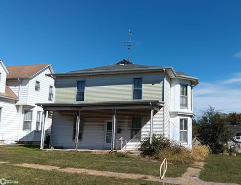 810 S 14th St, Burlington, IA 52601