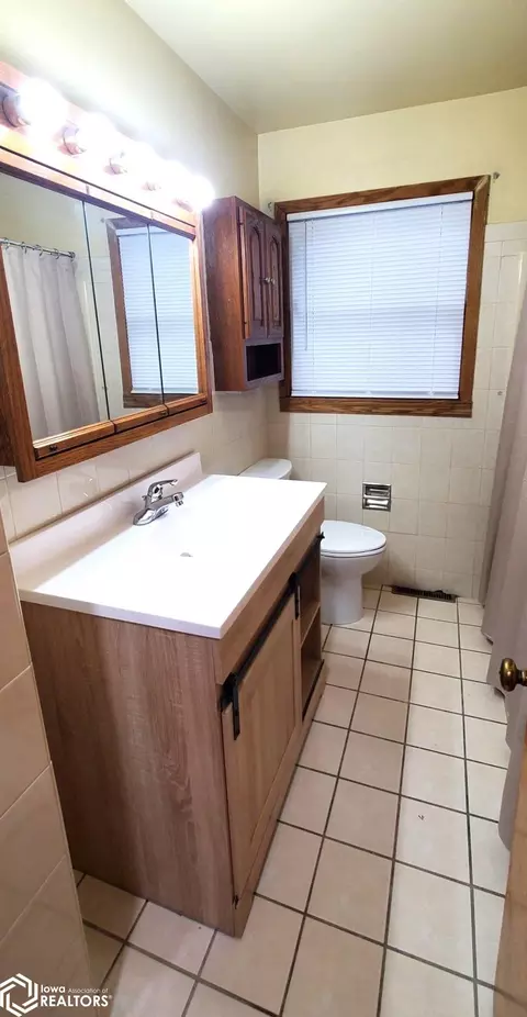 Bath - 1618 Douglas Ave, Ames, IA 50010 photo 1 of 1
