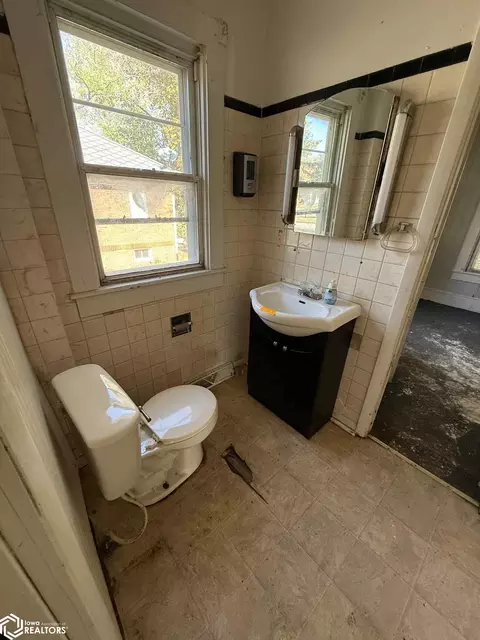 Bath - 135 Chandler Blvd, Macomb, IL 61455 photo 1 of 2
