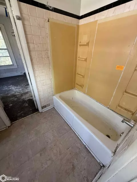 Bath - 135 Chandler Blvd, Macomb, IL 61455 photo 2 of 2