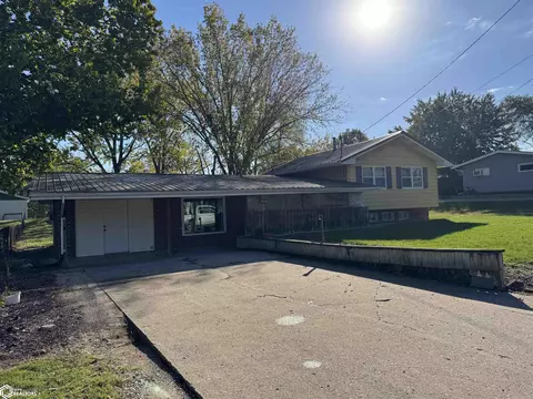 321 Keller St, Sigourney, IA 52591