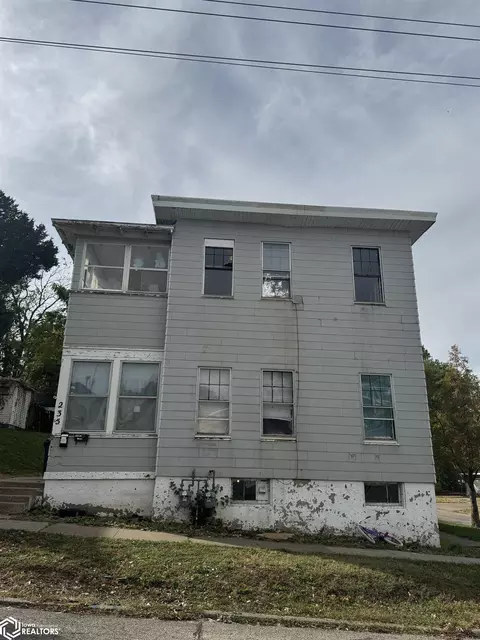 235 S 9th St, Burlington, IA 52601