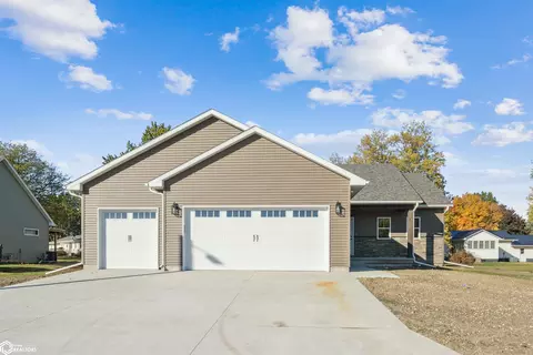 301 Laci Dru Dr, Mediapolis, IA 52637