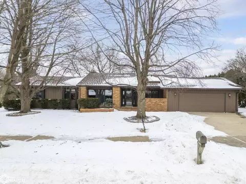 925 Briarstone Dr, Mason City, IA 50401