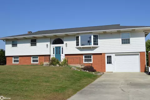 226 E 6th St, Kanawha, IA 50447