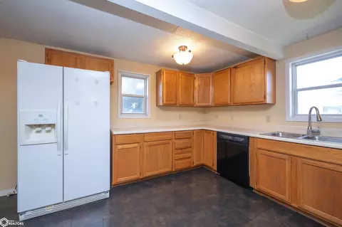 Kitchen - 606 E 11th St, Vinton, IA 52349 photo 3 of 3