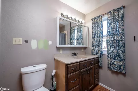 Bath - 606 E 11th St, Vinton, IA 52349 photo 1 of 1