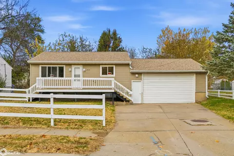 2310 Flint Hills Dr, Burlington, IA 52601